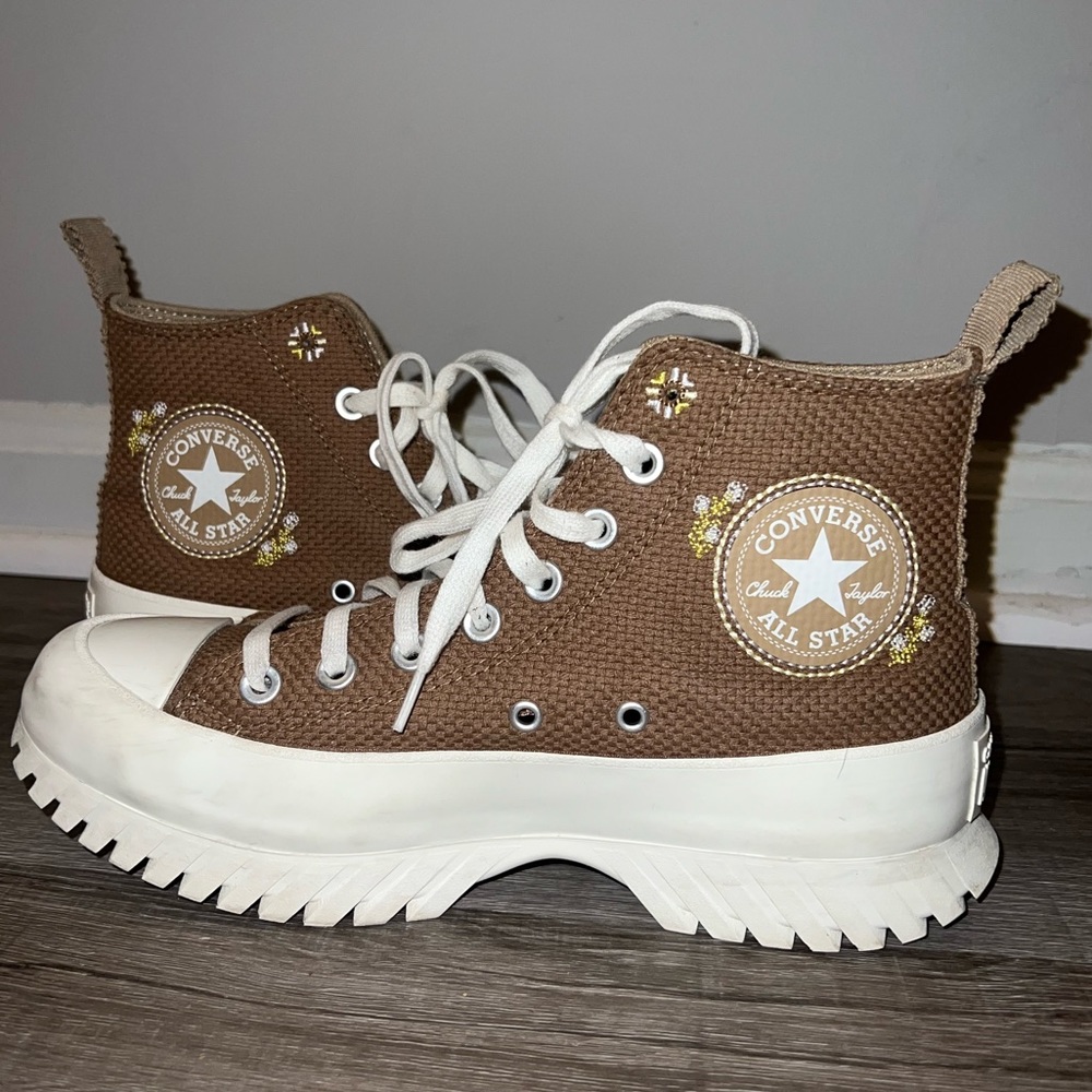 Chuck Taylor All Star Lugged 2.0 Sneaker in Sand Dune/Egret